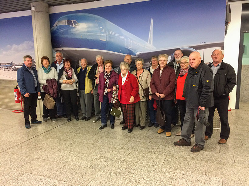 Gruppenfoto am Frankfurter Flughafen